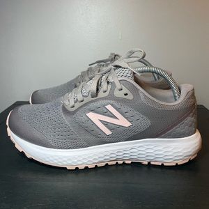 Woman’s New Balance 520 V6